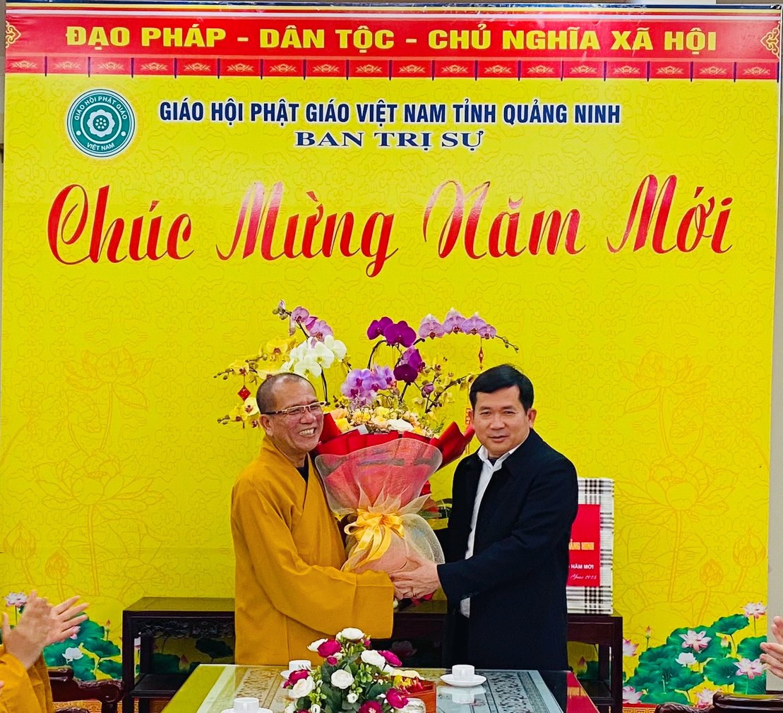 Thiếu tướng Đinh Văn Nơi thăm và chúc tết Ban Trị sự Phật giáo tỉnh Quảng Ninh.