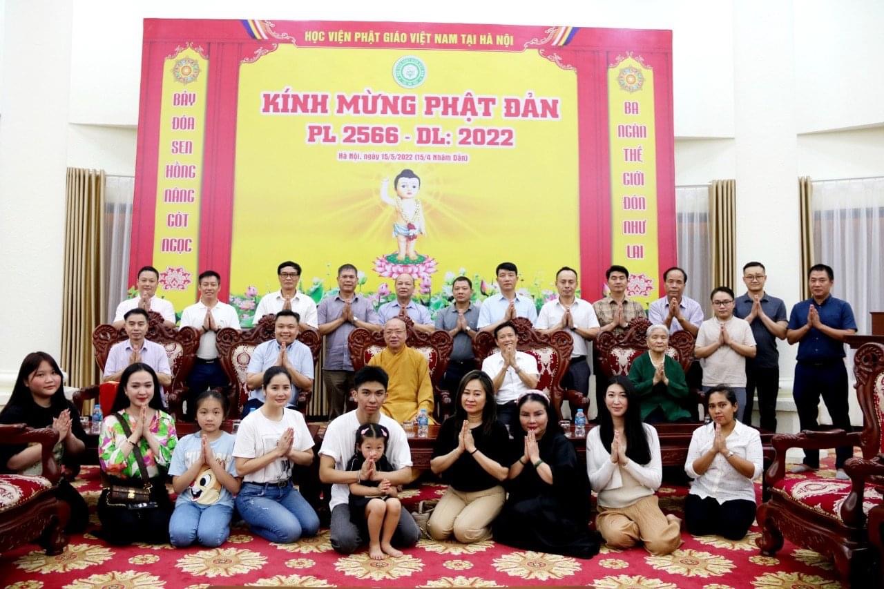 Học Viện tiếp đoàn bà Nguyễn Thị Thoa-  Người đã cung tiến hơn 30 tỷ đồng làm tượng đài Thánh Gióng