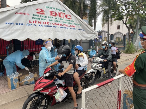 CSGT TPHCM hỗ trợ nước, sữa, khẩu trang... cho người dân trên đường về miền Tây  ảnh 8