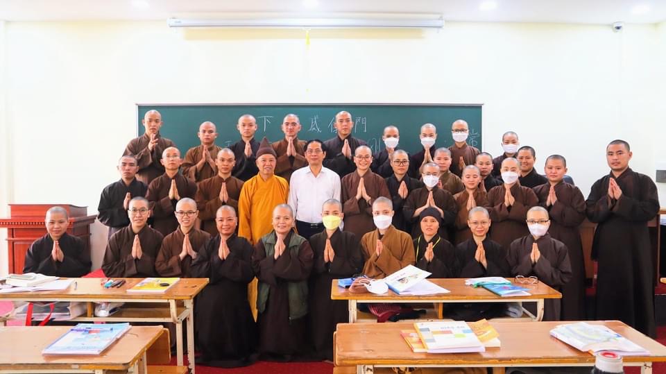 Bộ trưởng Bộ Ngoại giao cùng phu nhân thăm Học viện Phật giáo Hà Nội
