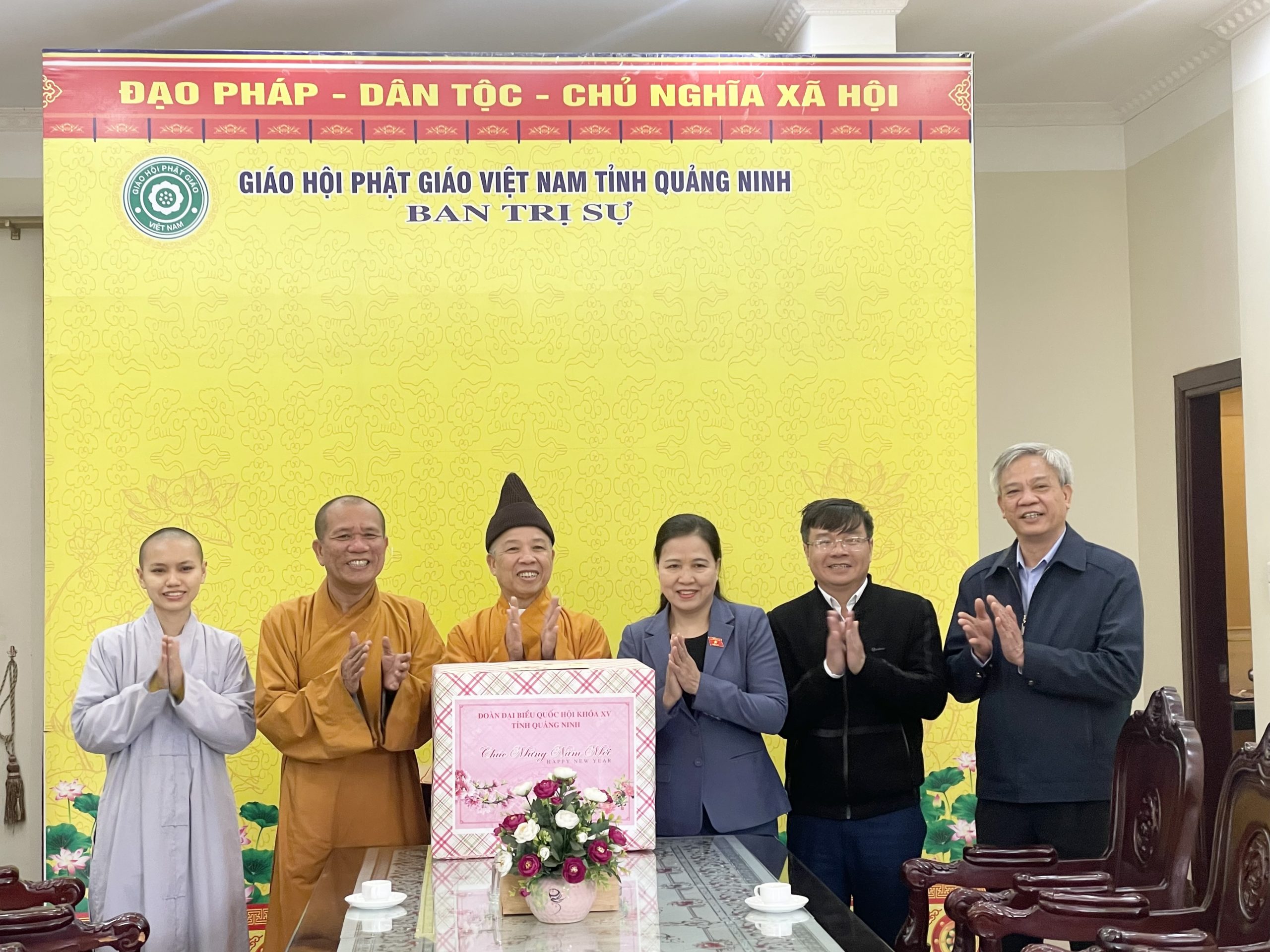 Đoàn đại biểu Quốc hội chúc mừng năm mới Ban Trị sự Phật giáo tỉnh Quảng Ninh