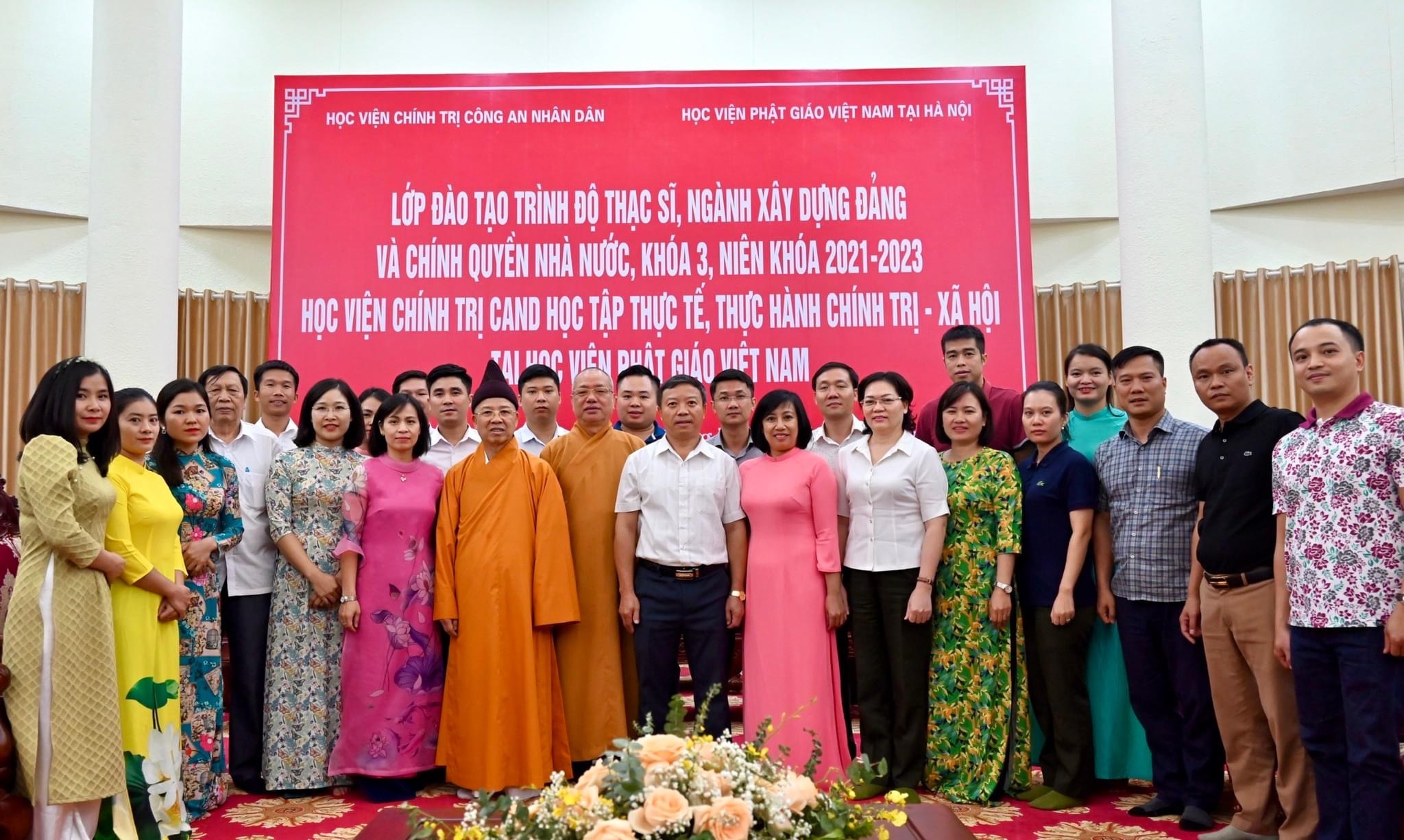 Đoàn cán bộ Học viện Chính trị Công an giao lưu về công tác Giáo dục đào tạo tại Học viện Phật giáo Hà Nội.