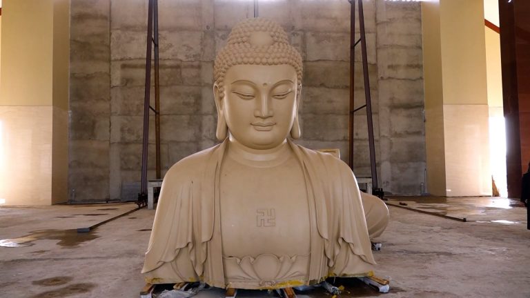 Hợp khối tôn tượng Đức Phật Thích Ca Mâu Ni bằng đồng tại tòa chánh điện Học viện Phật giáo Việt Nam tại TP.Hồ Chí Minh