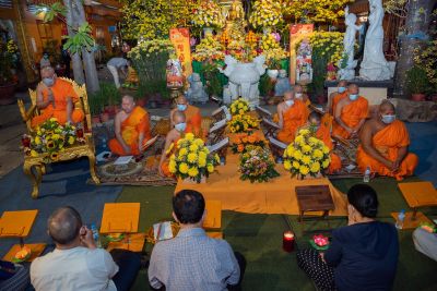 Người Khmer thắp đèn cầu an đầu năm tại chùa Candaransi