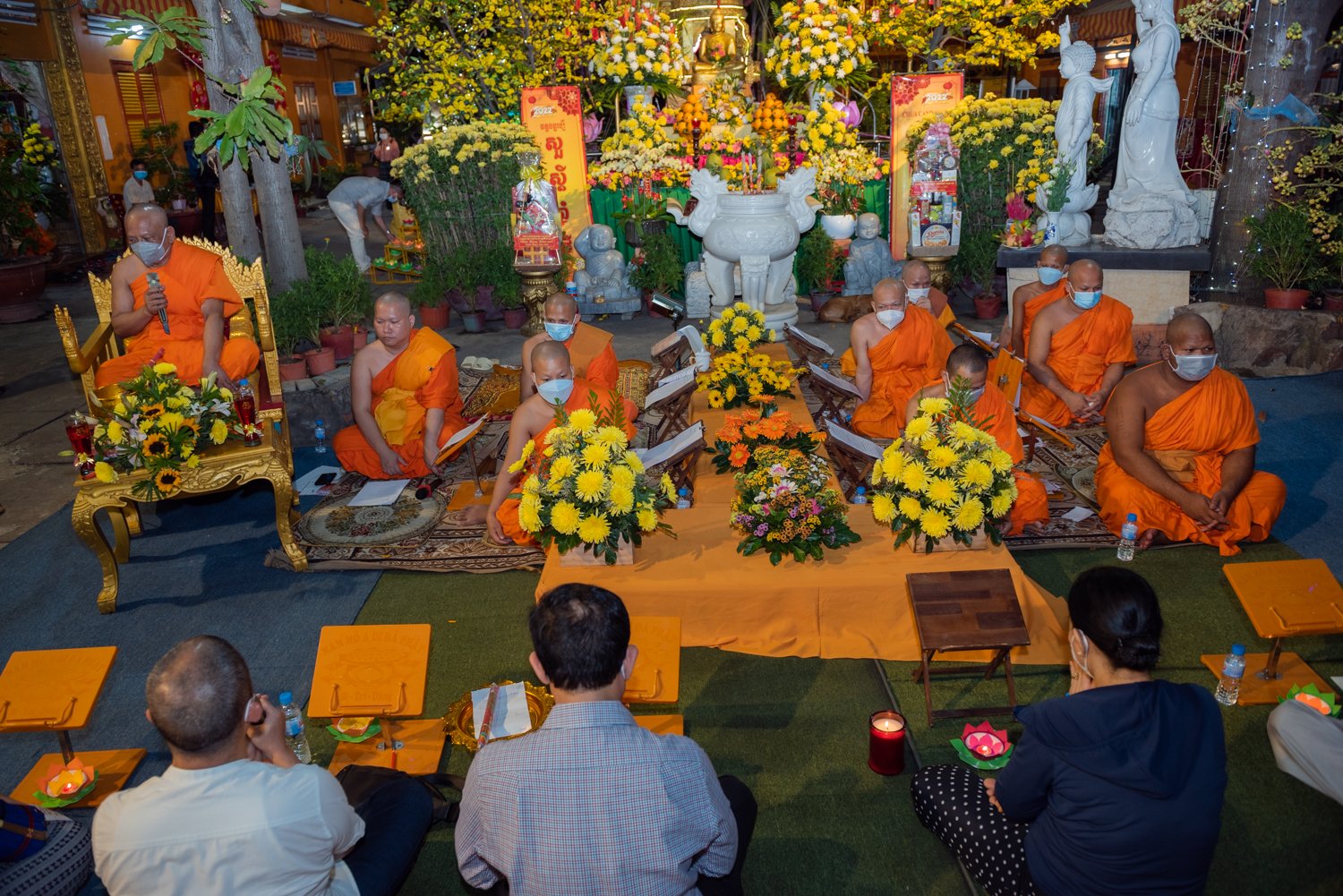 Người Khmer thắp đèn cầu an đầu năm tại chùa Candaransi