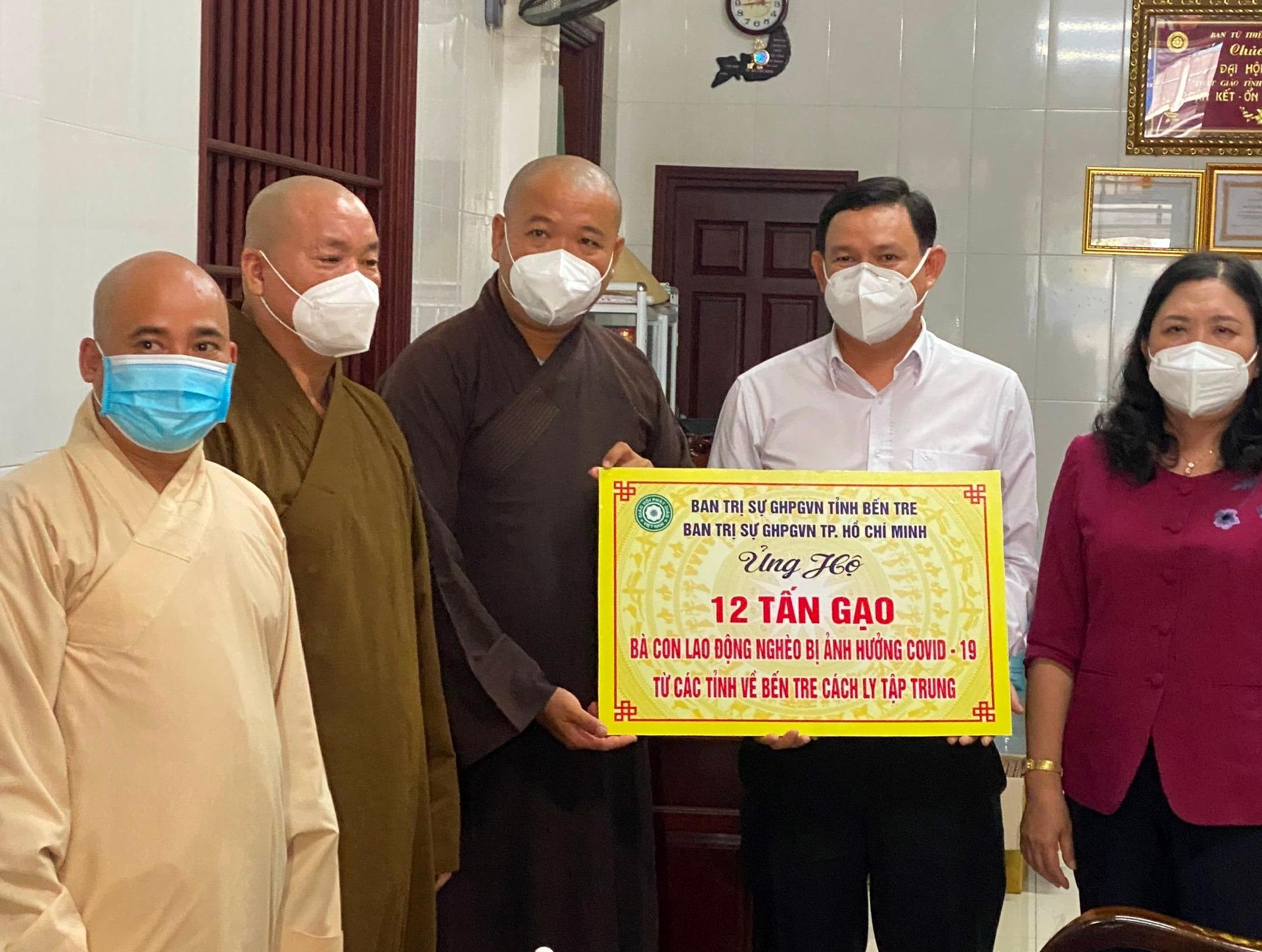 Bến Tre: Ban Trị sự GHPGVN tỉnh trao tặng 12 tấn gạo hỗ trợ bà con khu vực phong tỏa, cách ly