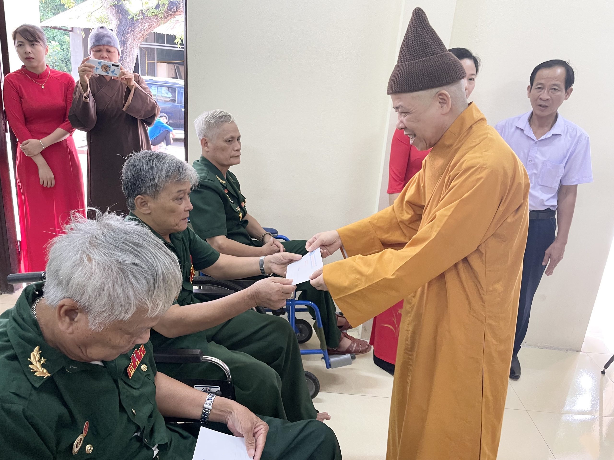 Hoà thượng Thích Thanh Quyết thăm Trung tâm Điều dưỡng Thương binh Duy Tiên