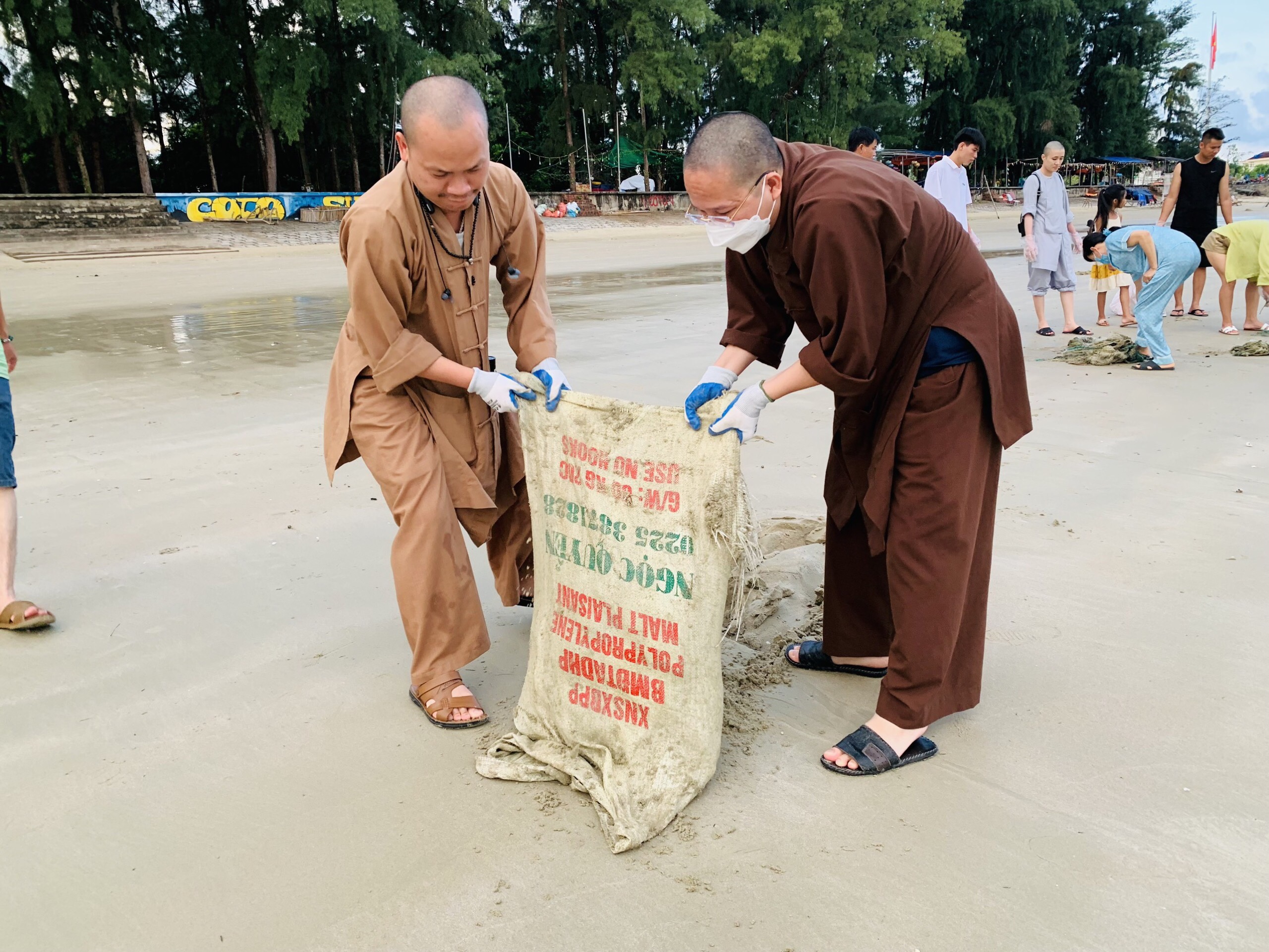 Tăng, ni sinh tham gia dọn sạch rác biển trên đảo Cô Tô