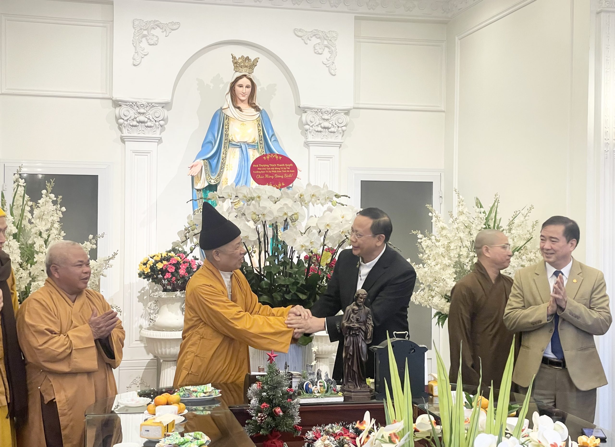 Hà Nam: Hoà thượng Thích Thanh Quyết đến chúc mừng các Giáo xứ nhân dịp Lễ Giáng sinh.