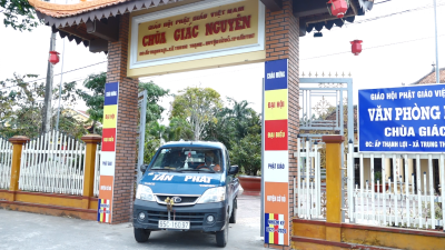 Chùa Giác Nguyên trao tặng 100 phần quà cho bà con đang điều trị F0 tại nhà