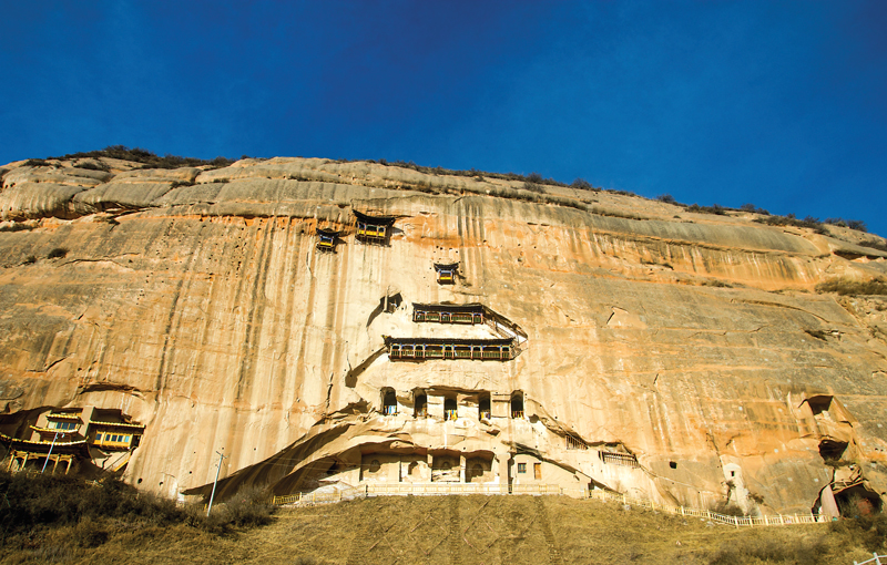 Ngôi chùa phật giáo Tây Tạng trong lòng núi đá cheo leo