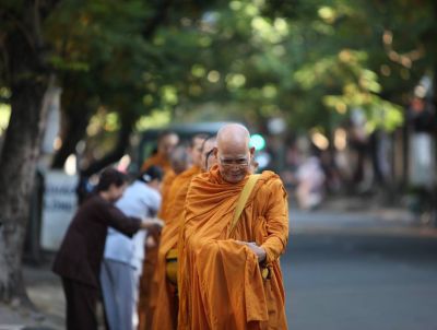 Cúng dường đúng cách để có nhiều công đức