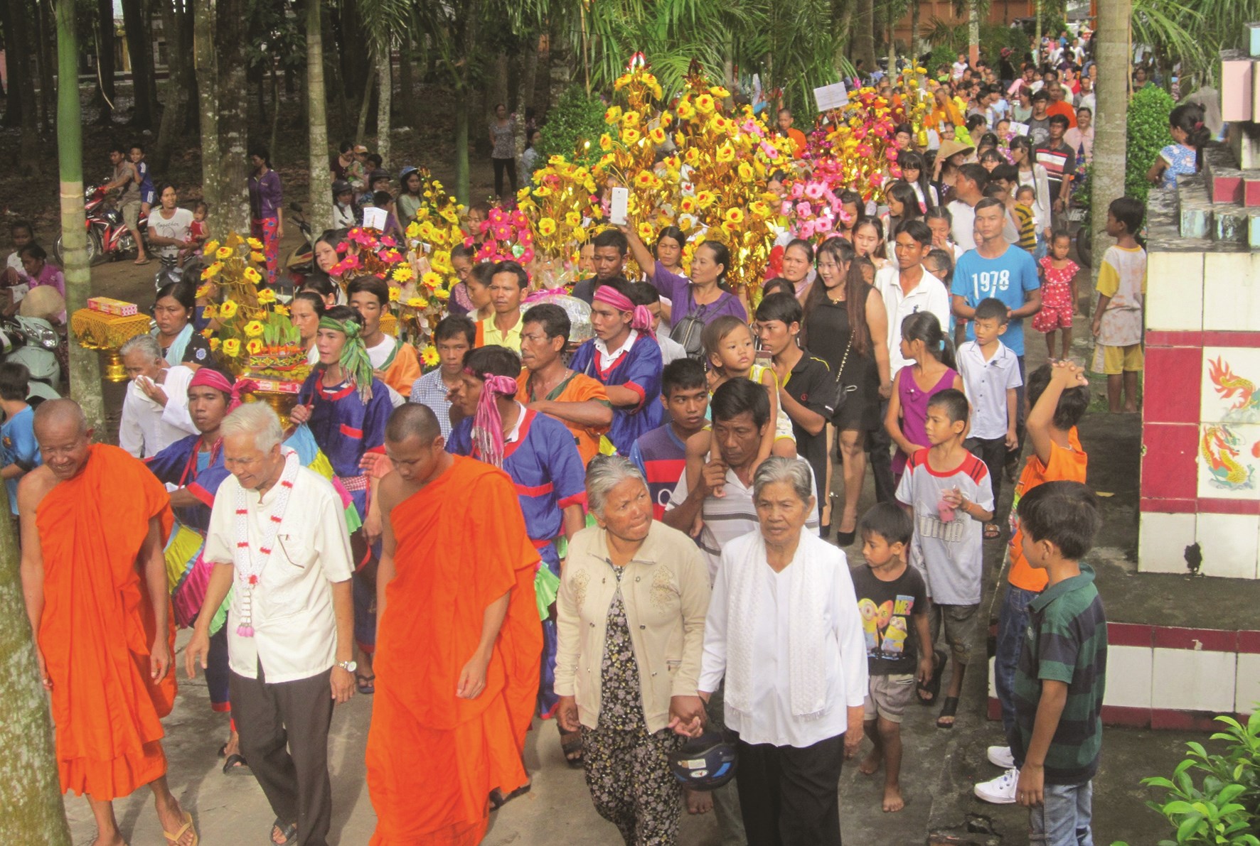 Phum sóc Trà Vinh mùa phật tử dâng y, dâng bông cho chùa ngày Lễ Kathina.