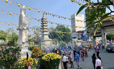 Mùng 1 Tết, người dân TP Hồ Chí Minh xuất hành đi lễ chùa cầu an