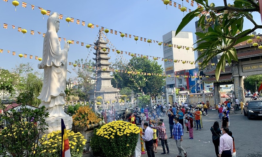 Mùng 1 Tết, người dân TP Hồ Chí Minh xuất hành đi lễ chùa cầu an
