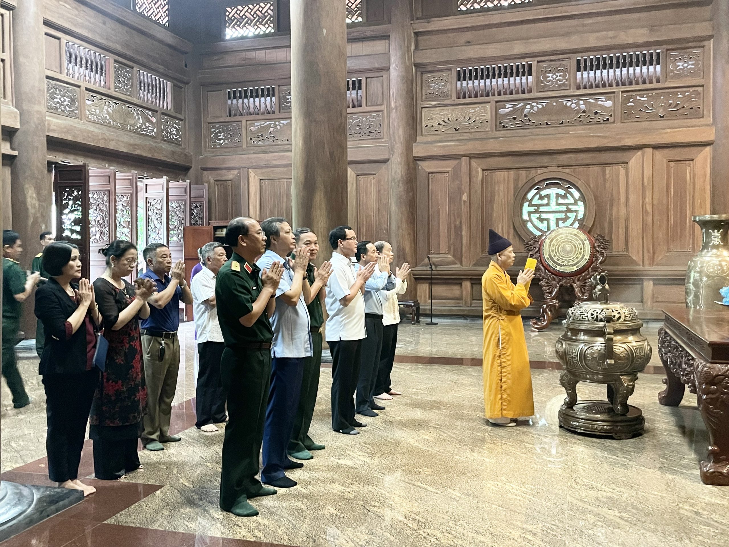 HT Thích Thanh Quyết cùng các lãnh đạo Trung ương dâng hương tưởng niệm Chủ tịch Hồ Chí Minh tại Khu K9