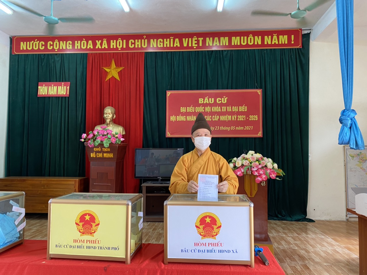 HT Thích Thanh Quyết cùng chư tăng ni, phật tử Quảng Ninh tham gia bỏ phiếu bầu cử