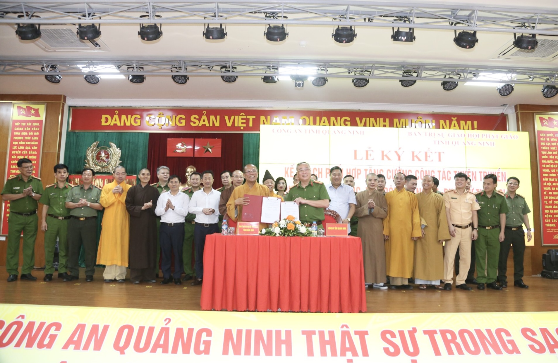 Quảng Ninh: Ban Trị sự Phật giáo tỉnh cùng Công an phối hợp tuyên truyền đảm bảo trật tự, an toàn giao thông.