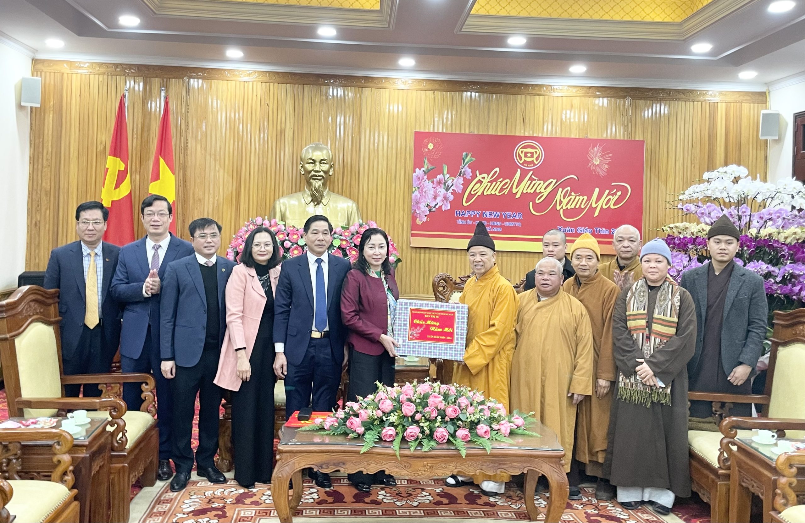 Hà Nam: HT Thích Thanh Quyết cùng Chư tôn đức Ban Trị sự Phật giáo thăm và chúc tết lãnh đạo tỉnh.