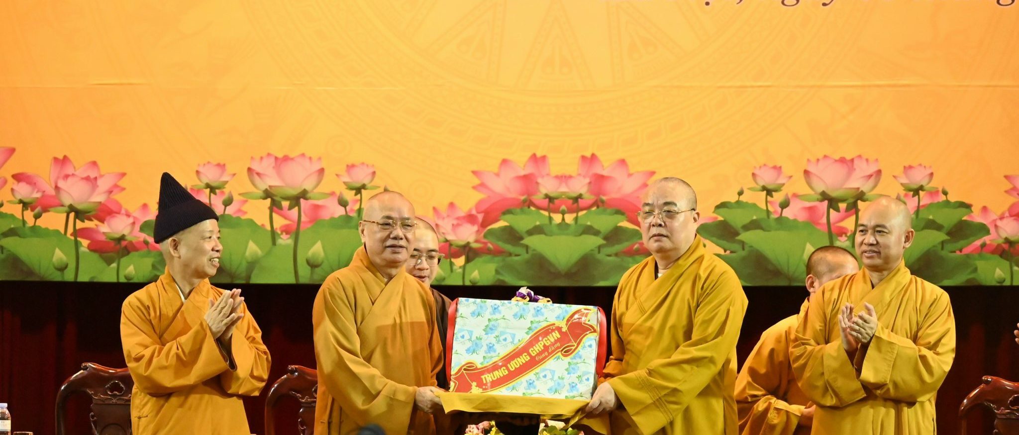 Lãnh đạo GHPGVN thăm & sách tiến hành giả an cư tại hạ trường Sóc Thiên Vương (Học viện PGVN Hà Nội)