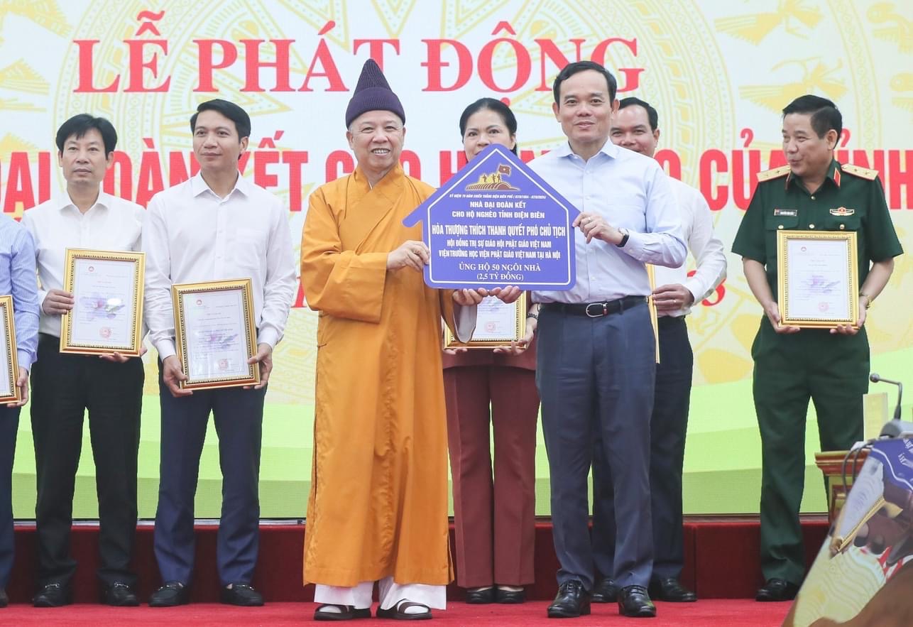 Hoà thượng Thích Thanh Quyết trao 2,5 tỷ đồng xây dựng 50 căn nhà Đại đoàn kết.