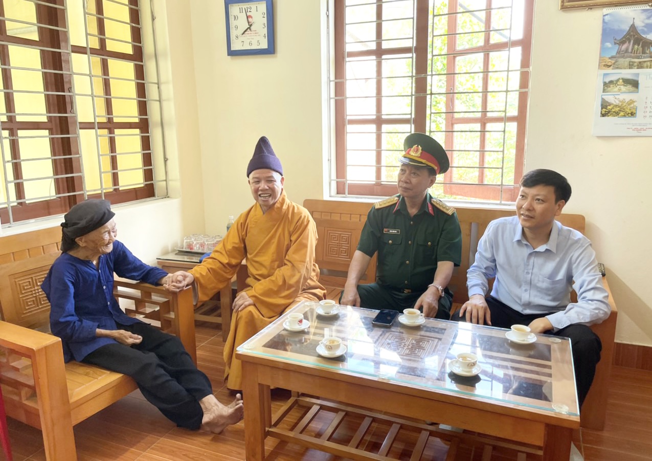 Nhân ngày 27/7, HT Thích Thanh Quyết tới thăm các Mẹ Việt Nam Anh hùng, người có công.