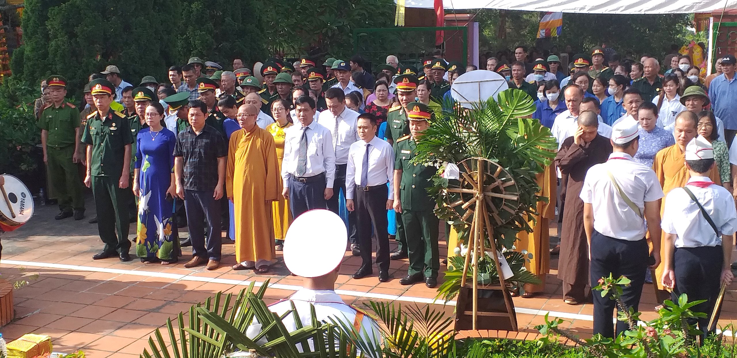 Phật giáo Hạ Long và Trường hạ Tổ đình Quỳnh Lâm làm lễ cầu siêu các liệt sĩ.