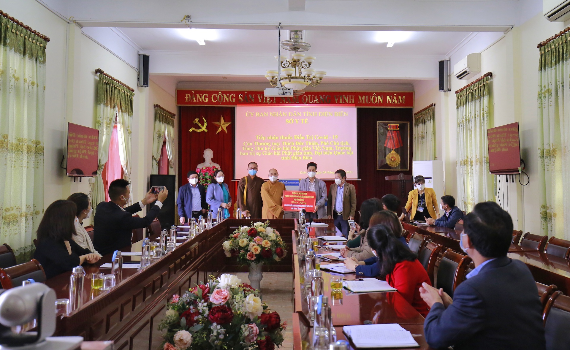 Điện Biên: Thượng tọa Thích Đức Thiện trao tặng 1000 túi thuốc điều trị Covid-19 cho Sở Y tế