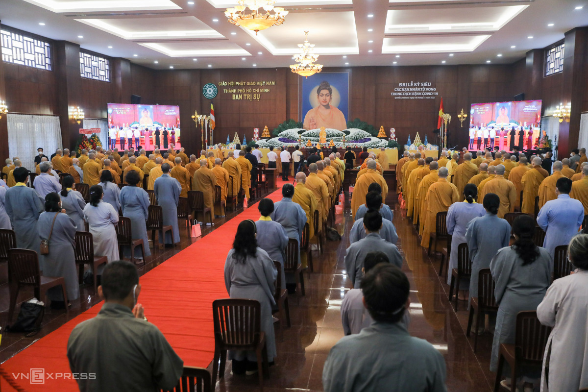 Hơn 200 người cầu siêu cho nạn nhân Covid-19