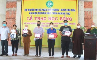 Chùa Quang Thọ trao học bổng và ủng hộ quỹ vì người nghèo