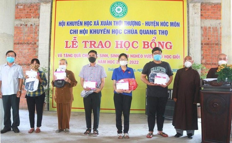 Chùa Quang Thọ trao học bổng và ủng hộ quỹ vì người nghèo