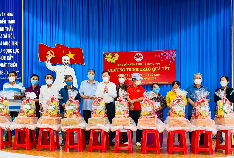 Phật giáo Biên Hòa tặng 700 phần quà “Xuân yêu thương – Tết sẻ chia”