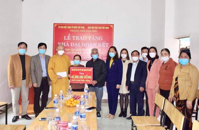 Phật giáo TP.Sầm Sơn bàn giao nhà Đại đoàn kết đến hộ nghèo