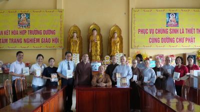 Bắc Giang: Nhà sách Phật giáo Vĩnh Nghiêm cúng dường sách tại trường Trung cấp Phật học tỉnh