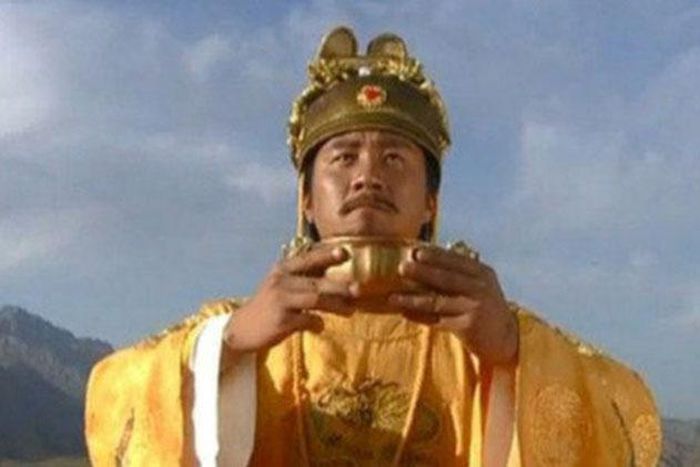 Chu Nguyên Chương vào chùa bái Phật, hỏi: ‘Ta có cần phải quỳ không?’, câu trả lời của phương trượng cứu cả chùa thoát nạn