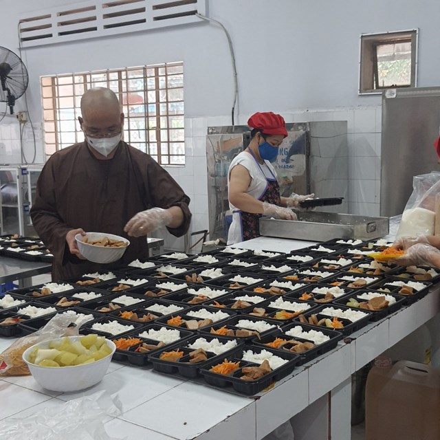 Bếp ăn thiện nguyện của Sư thầy Minh Đạo và Hội thiện nguyện Từ tâm