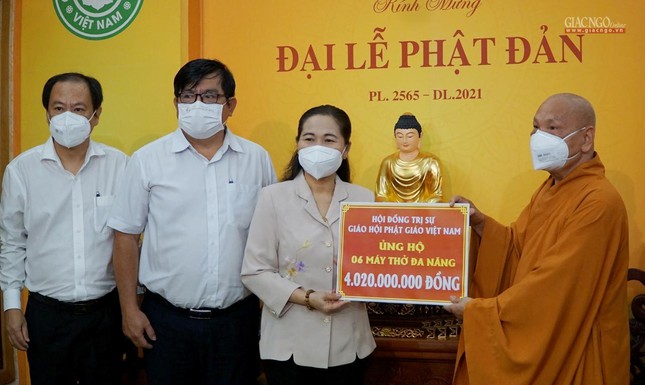 Trung ương GHPGVN trao tặng 6 máy thở đến lãnh đạo TP.HCM giúp bệnh nhân Covid-19