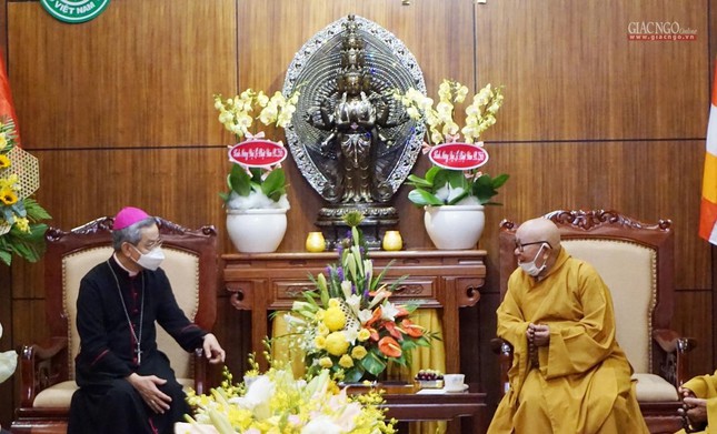 Tổng Giám mục Tổng Giáo phận TP.HCM thăm, chúc mừng Phật đản Phật lịch 2565