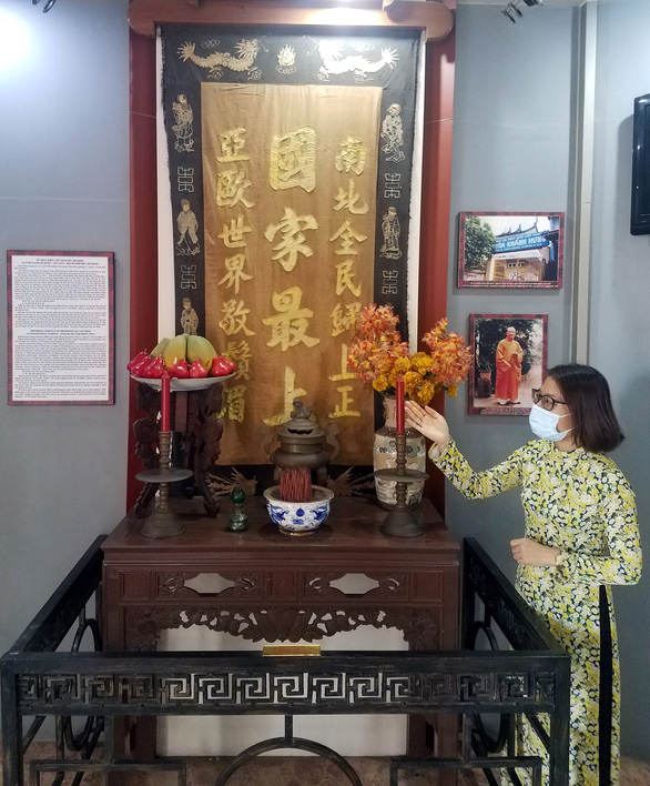 Bàn thờ Bác Hồ và câu đối của nhà sư