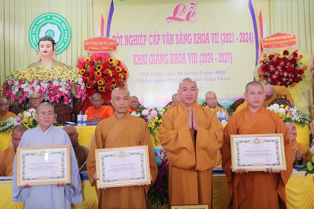 Thượng tọa Thích Phước Nguyên, Phó Tổng Thư ký, Chánh Văn phòng II T.Ư tặng Bằng tuyên dương công đức của TƯGH