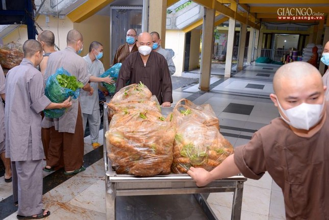 Tình người trong đại dịch