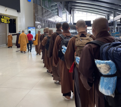 HT Thích Thanh Nhiễu tiễn 10 vị chư tăng đầu tiên phía Bắc vào Nam chống dịch