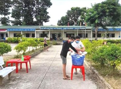 Các chùa tặng quà, suất cơm đến bà con trở về từ vùng dịch đang cách ly