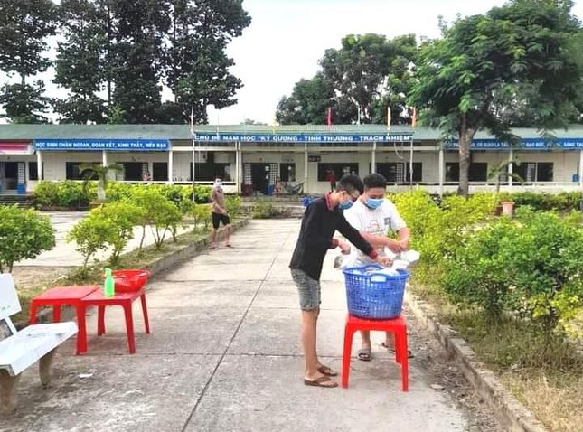 Các chùa tặng quà, suất cơm đến bà con trở về từ vùng dịch đang cách ly