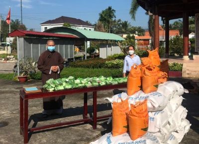 Chùa Thiên Phước hỗ trợ thuốc, gạo đến người dân mắc Covid-19 điều trị tại nhà