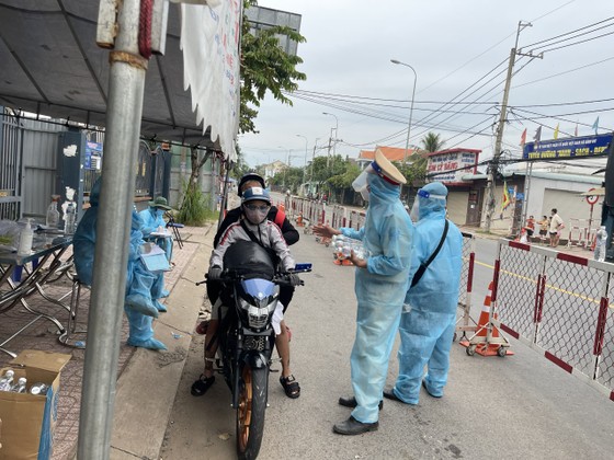 CSGT TPHCM hỗ trợ nước, sữa, khẩu trang... cho người dân trên đường về miền Tây  ảnh 7