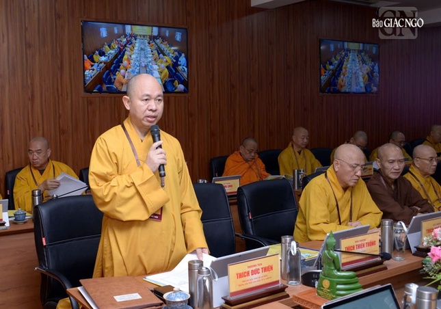 Thượng tọa Thích Đức Thiện trình bày dự thảo báo cáo tổng kết hoạt động Phật sự năm 2025 của GHPGVN