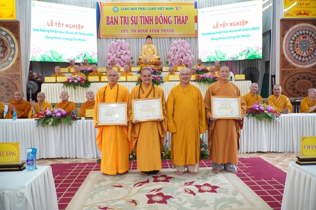 Thượng tọa Thích Phước Đạt trao Bằng tuyên dương công đức đến các cá nhân trong Ban Giám hiệu nhận
