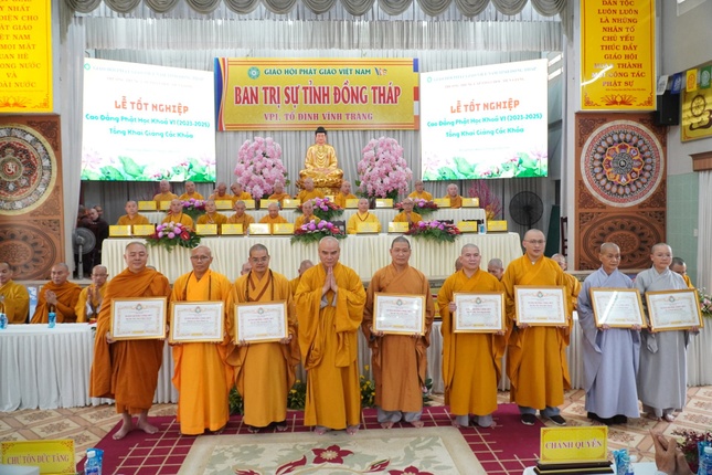 Thượng tọa Thích Tĩnh Triệt, Trưởng ban Trị sự GHPGVN tỉnh trao Bằng tuyên dương công đức đến chư Tăng Ni trong Ban Giám hiệu và Ban Giảng huấn