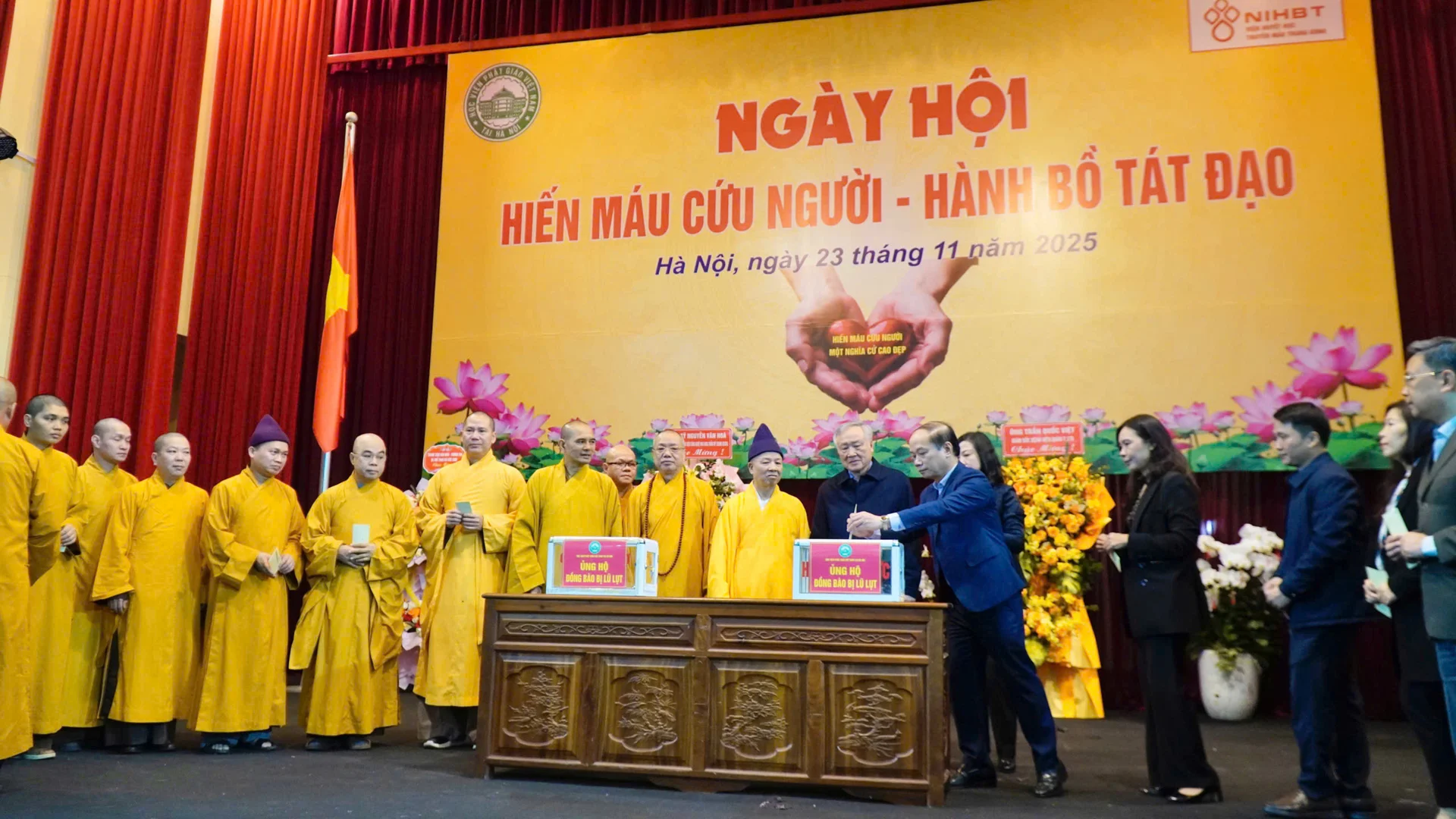 Tăng Ni sinh Học viện PGVN tại Hà Nội hiến máu, ủng hộ lũ lụt